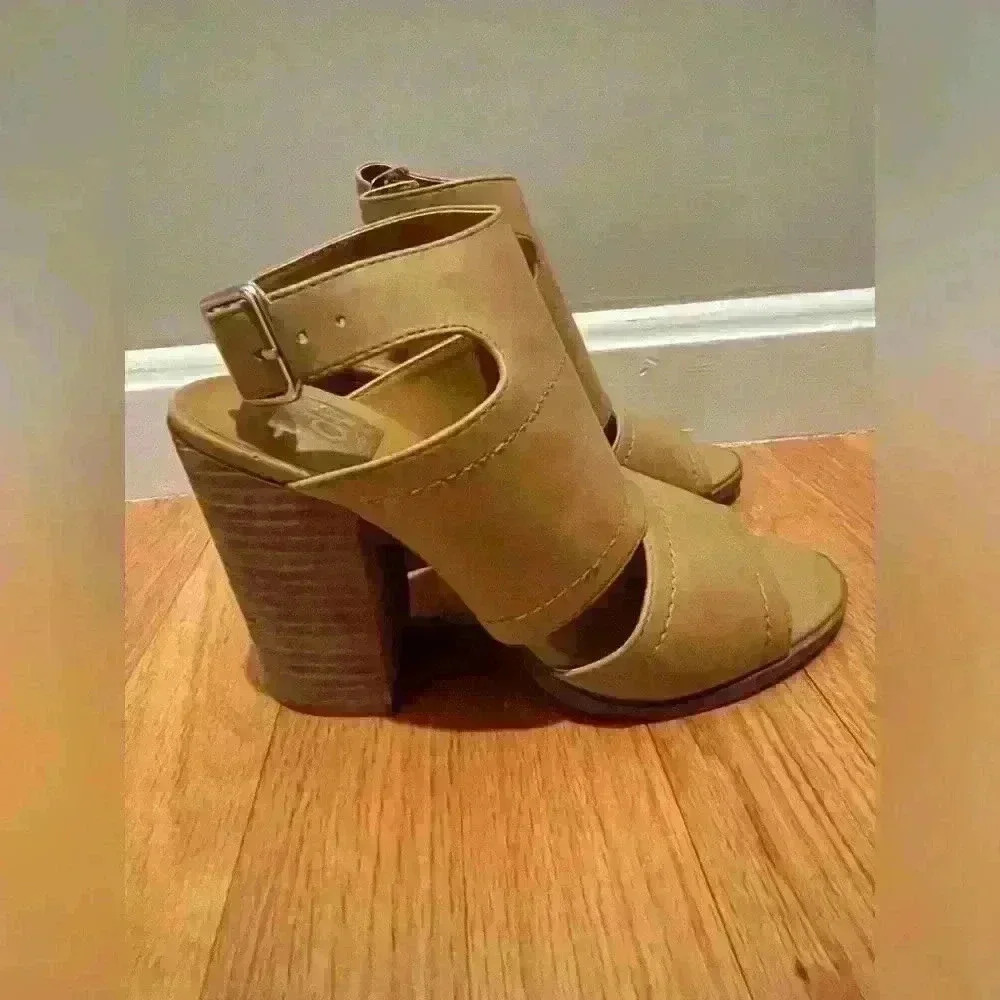 NWOB Dolce Vita Brista Camel Tan Peep Toe Heel Sandal - Picture 4 of 9